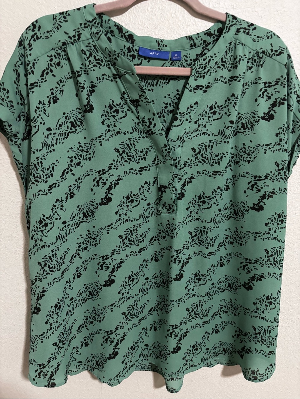 Apt. 9 women’s collarless placket shirt with cuffed sleeves
